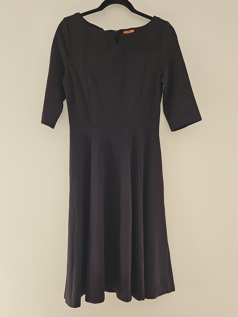Classic Black Midi Dress with Three-Quarter Sleeves